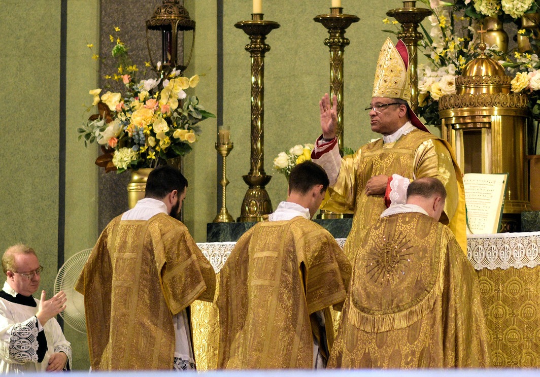 visiting-bishop-celebrates-pontifical-solemn-mass-at-dayton-s-holy