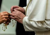 Pope Francis holds a rosary during a general audience Aug. 7, 2019. Credit: Daniel Ibanez/CNA.